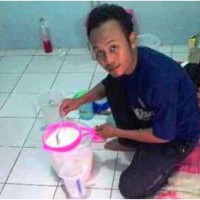 Rosiz Kosim saat Menunjukan Praktek Pembuatan Susu Kefir